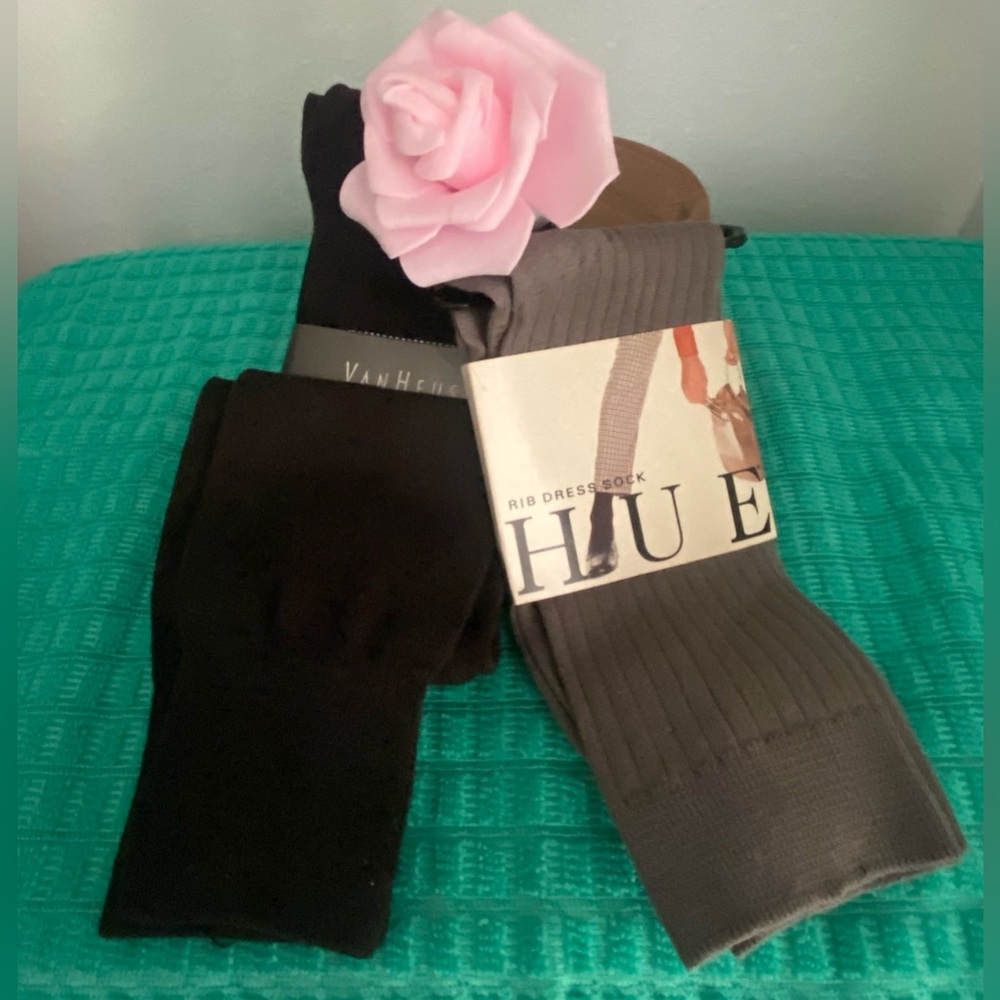 2-NWT-PAIRS OF WOMENS DRESS SOCKS VAN HEUSEN AND HUE - Picture 11 of 13
